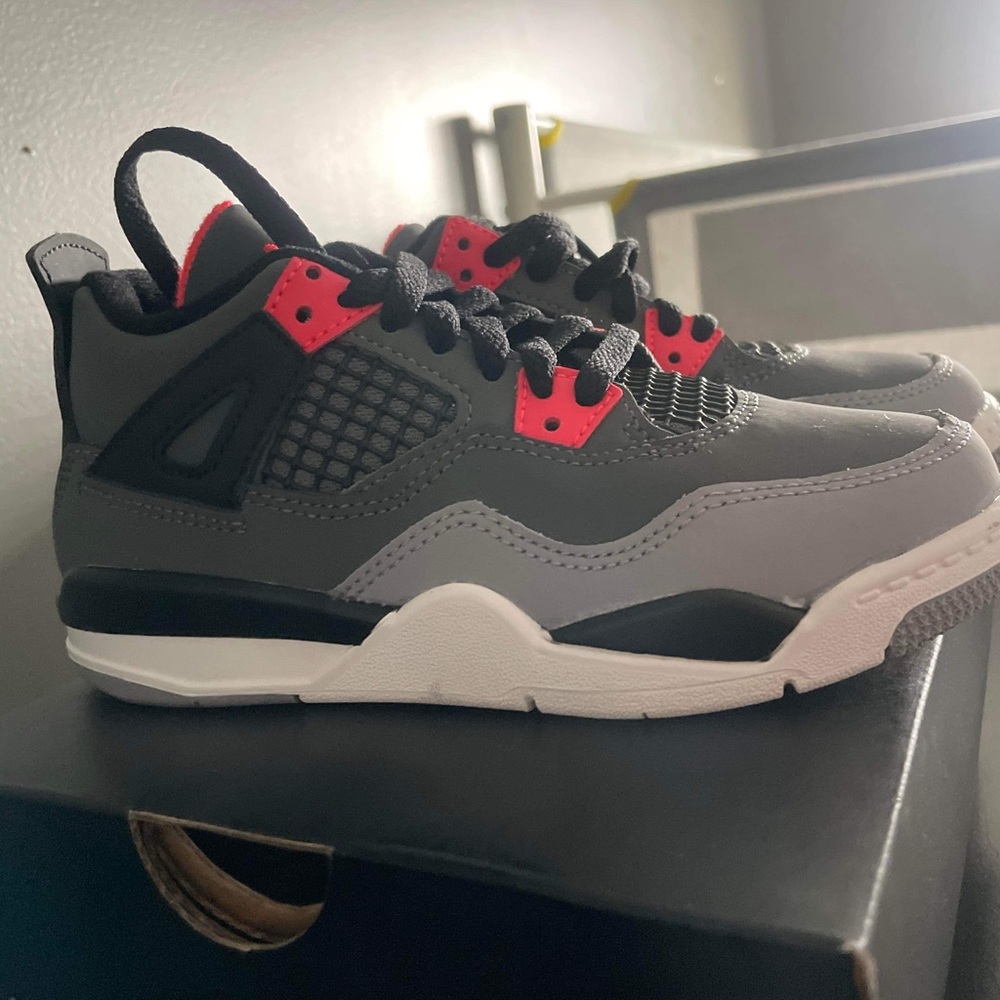 Jordon 4s kids size 12 boys - Picture 3 of 6